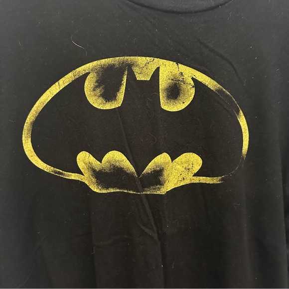EUC Batman Men’s Logo Shirt. Men’s large. - Picture 3 of 4